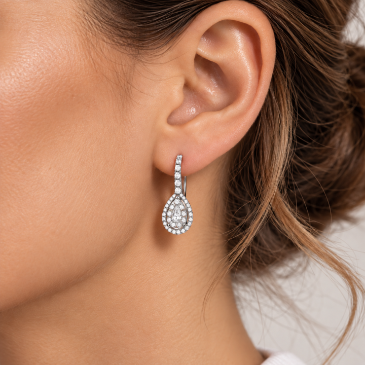 Orecchini donna in oro 18kt pendenti con diamanti Salvini - 20067394 - indossati